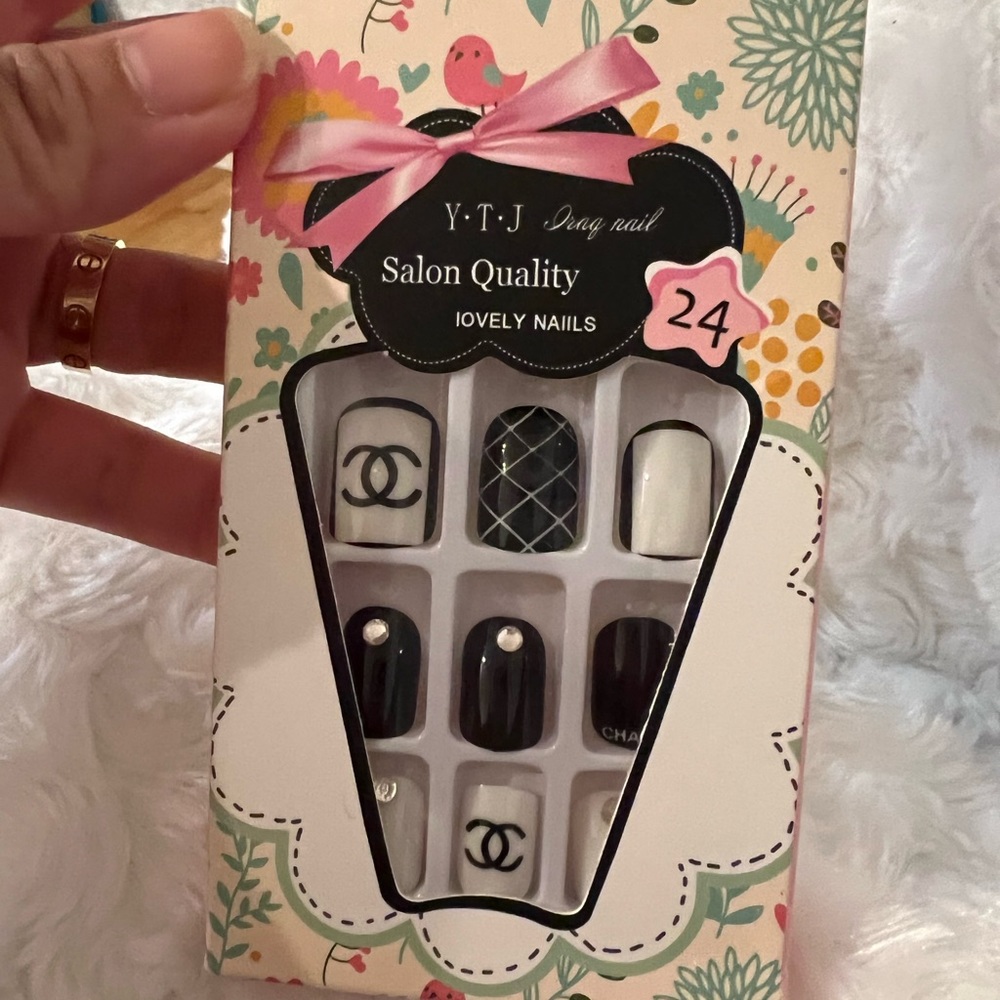 Fashion Nails - Picture 3 of 8